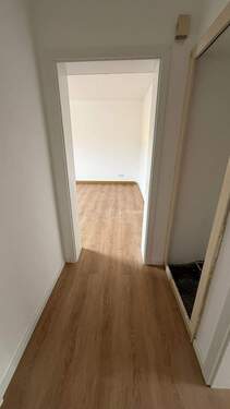 Flur Richtung Küche - Top-Gelegenheit! Renovierte 2 ZKB- Wohnung in Meisenheim zu vermieten!