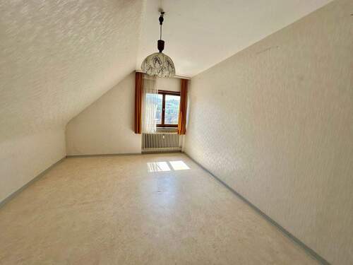 Schönes Schlafzimmer im Dachgeschoss - 