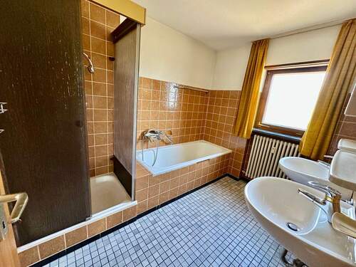 Großzügiges Badezimmer im Erdgeschoss - 