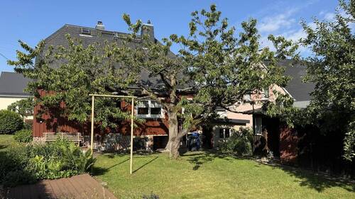 Gartenansicht mit Kirschbaum - 