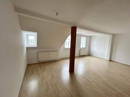 Wohnzimmer - HELLE DACHGESCHOSS-WOHNUNG SUCHT NETTEN MIETER!!!