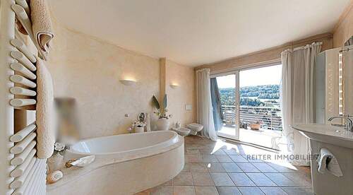 OG: Badezimmer mit Wanne und Balkonzugang - 