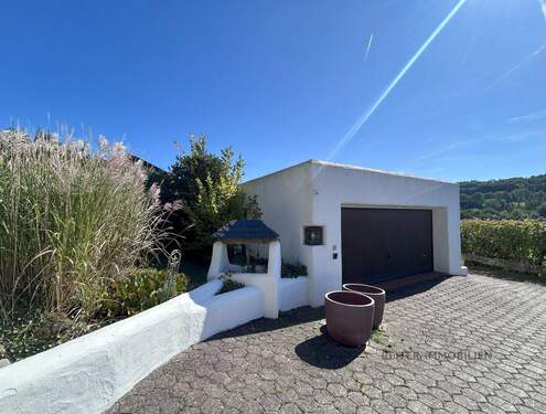 Doppelgarage mit elektrischen Tor - 