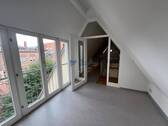 Raum mit bodentiefen Fenstern - 
