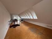 Lichtdurchfluteter Raum im DG - 