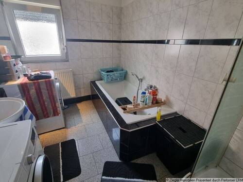 13 Vorderhaus OG Tageslichtbad - 