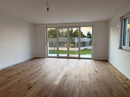 großer Wohnbereich mit Zugang zur Terrasse - 