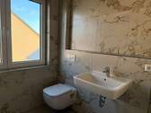 hochwertiges Badezimmer mit Waschbecken und WC - 