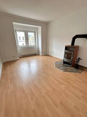 Wohnzimmer mit Kamin - HELLE DG-WOHNUNG MIT EBK, KAMIN UND BALKON IN RUHIGER LAGE!