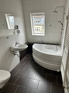 modernes Bad mit Eckwanne - 