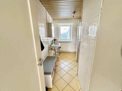 Helles Badezimmer mit Dusche und Fenster - 