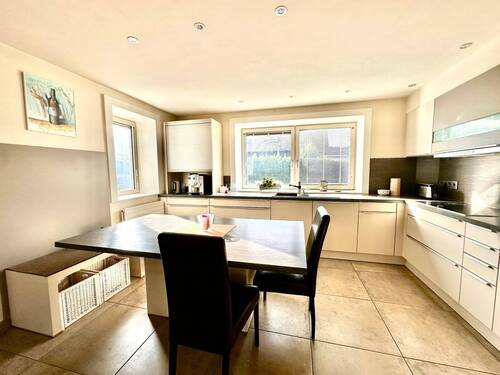 Helle Küche mit Essbereich - Einfamilienhaus mit 236,00 m&sup2; in Kenzingen zum Kaufen