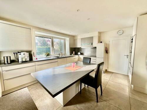 Helle Küche mit Essbereich - 