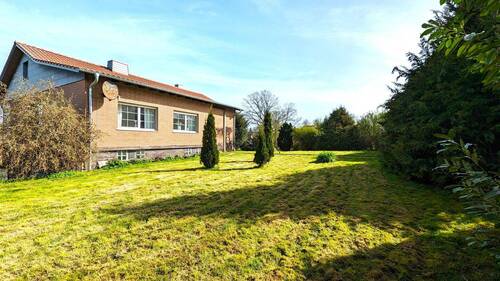 Vorgarten - 6 Zimmer Mehrfamilienhaus, Wohnhaus zum Kaufen in Frankenberg