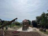 Angrenzender Spielplatz.jpg - 