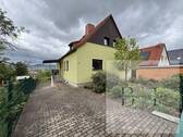 Einfahrt - Wohnen im Grünen - Freistehendes Einfamilienhaus mit großem Grundstück, Terrassen & Weitblick