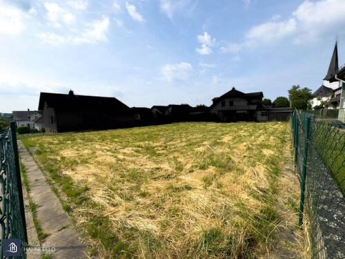 Ansicht von rechts - Die beste Lücke im Ort – bereit für Ihre Idee! Tolles Wohnbaugrundstück in gewachsenem Wohnfeld.