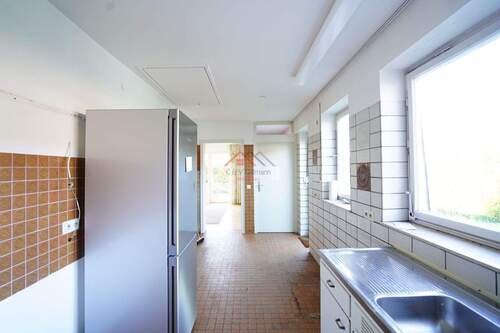 Küche mit Zugang zum 1Keller - 