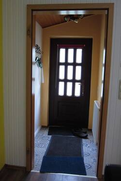 Haustür und kleiner Flur - 