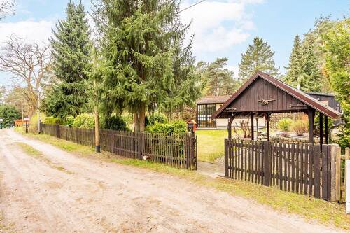 Zufahrt mit Carport - 2 Zimmer Bungalow in Mittenwalde