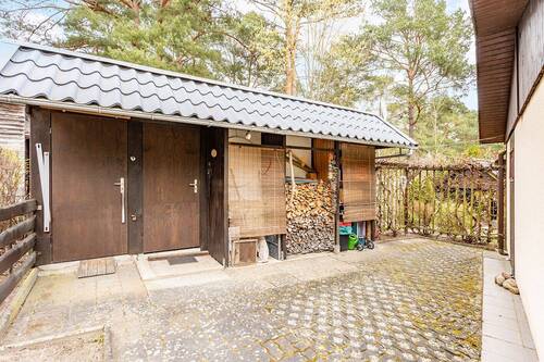 Außenbereich mit Werkstatt und Dusche - 