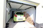 breite Garage mit Abstellraum - 