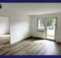 In guter Lage mit Balkon: renovierte 2-Zimmer-Wohnung, Tageslichtbad + Wanne, Vinyl-Boden, Essküche - Singen (Hohentwiel)