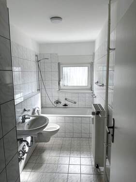 Bad - 2 Zimmer Etagenwohnung in Singen (Hohentwiel)