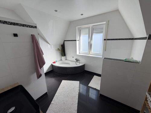 Bad mit Wanne - 