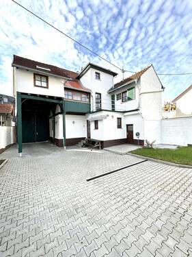 Schön gepflasterter Hof - 