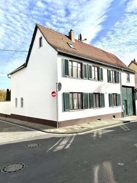 Hausansicht - 7 Zimmer Einfamilienhaus in Hofheim am Taunus