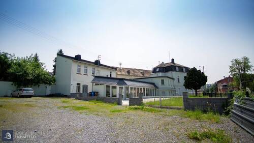 Objektansicht inkl. Wintergarten - Ehemaliges Gaststättenobjekt mit eingerichteten Fremdenzimmern, Wintergarten uvm.