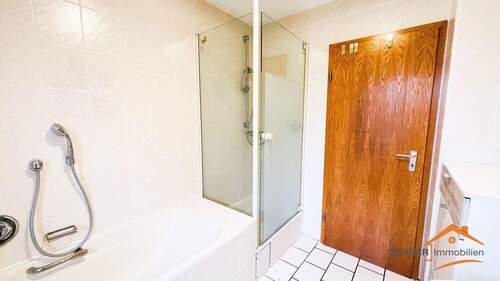 Bad mit Dusche und Badewanne - 