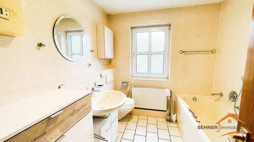 Bad mit Dusche und Badewanne - 