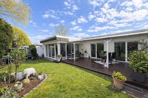 Bild 1 - Modernisiertes EinfamilienhausBungalow mit über 285m², Kellerwohnräumen und Stellplätzen