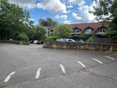 Hausansicht mit Parkplätzen - 