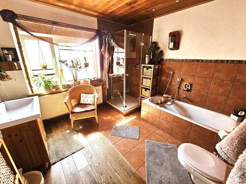 Badezimmer mit Wanne und Dusche OG - 