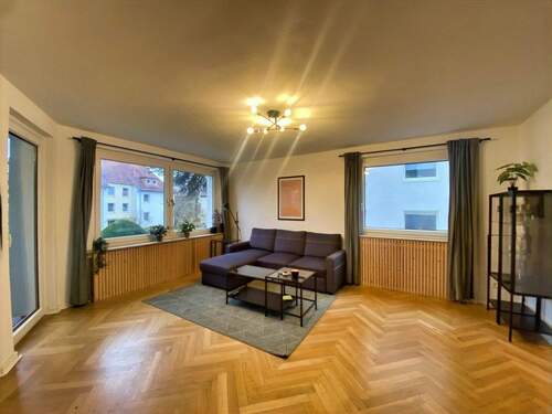 Wohnzimmer mit wertigem Parkettboden - 3 Zimmer Etagenwohnung in Göttingen