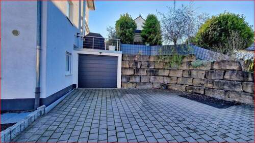 Garage und Stellplätze - Einfamilienhaus mit 144,00 m&sup2; in Neuenbürg zum Kaufen