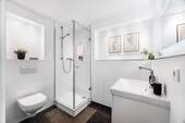 Bad mit Dusche - 