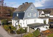 Hausansicht - Olsberg: Großzügiges Einfamilienhaus mit Carport, Loggia und Garten