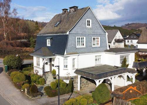 Hausansicht - Olsberg: Großzügiges Einfamilienhaus mit Carport, Loggia und Garten