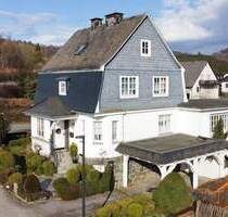 Olsberg: Großzügiges Einfamilienhaus mit Carport, Loggia und Garten