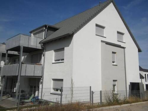 Hausansicht von Süden - 2 Zimmer Etagenwohnung zur Miete in Wilhermsdorf