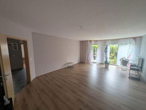 Lichtdurchflutetes Wohnzimmer - 4 Zimmer Etagenwohnung zum Kaufen in Braunschweig