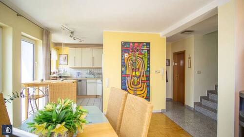 Essbereich und Küche - Granit trifft Echtholz – Wohnen mit Klasse auf zwei Ebenen