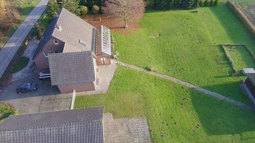 Wohnhaus und Doppelgarage - 