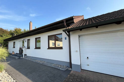 Eingang + Garage - 5 Zimmer Einfamilienhaus zum Kaufen in Pleidelsheim