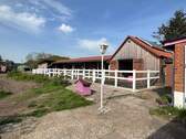 Blick auf Stallungen und Paddocks - 