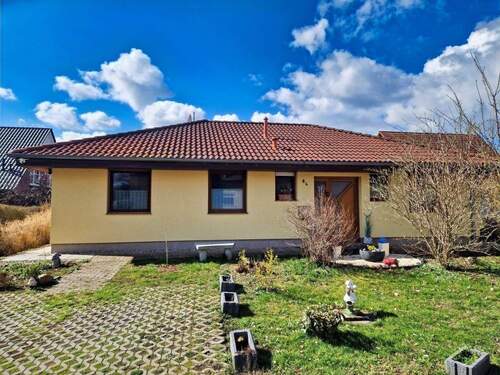 Haus Vorderansicht - Komfortables Wohnen auf einer Ebene